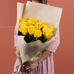 Букет 15 желтых роз с оформлением