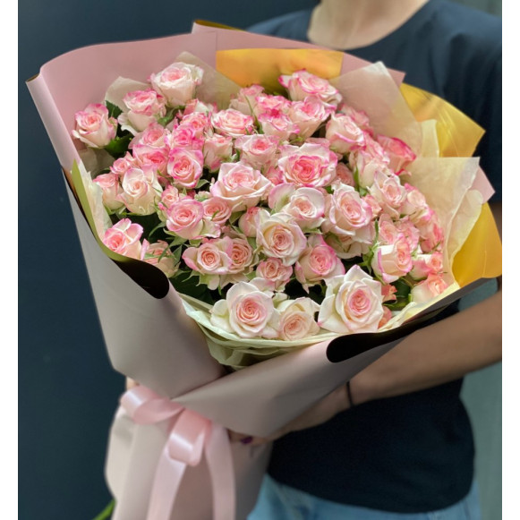 Букет 19 кустовых роз с оформлением в Москве