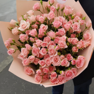 Букет 25 нежных кустовых роз с упаковкой