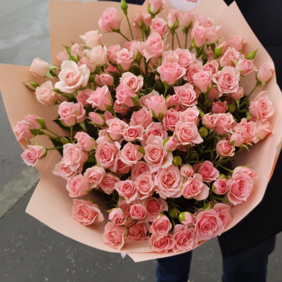 Букет 25 нежных кустовых роз с упаковкой в Москве