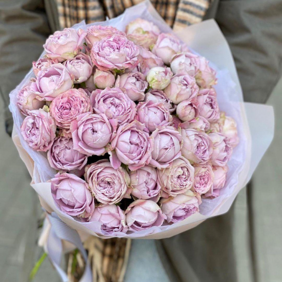 Букет 11 кустовых пионовидных роз с упаковкой