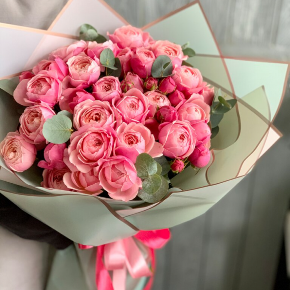 Букет 9 веток кустовых пионовидных роз с оформлением в Москве