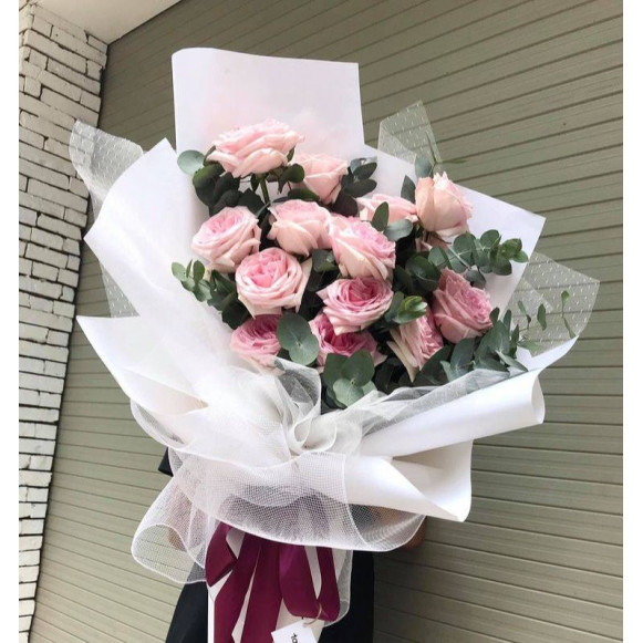Букет премиум розовых пионовидных роз с эвкалиптом в Москве