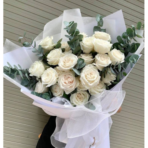 Букет одноголовых ароматных роз с эвкалиптом в Москве