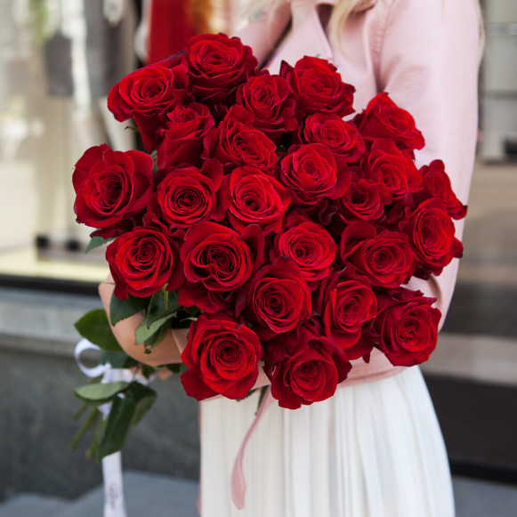 Букет 25 крупных роз Фридом с лентами в Москве