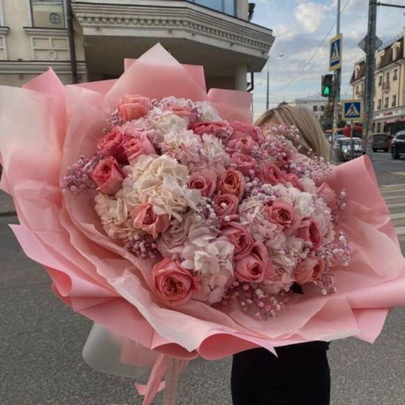 Сборный букет из пионовидных розовых роз и гортензии в Москве