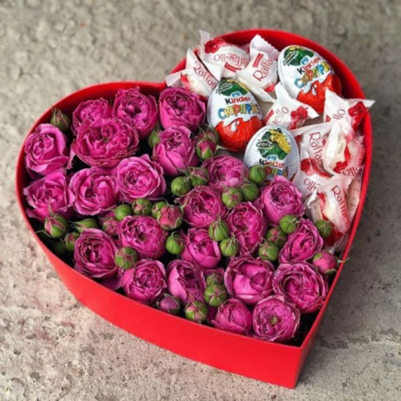 Розы в коробке в форме сердца с киндерами в Москве