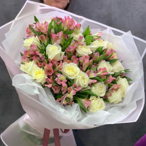 Нежный букет белые розы и альстромерия с упаковкой