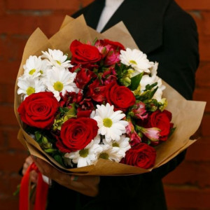 Сборный букет красная альстромерия с розами и хризантемой