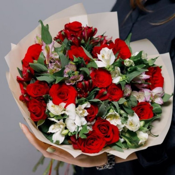 Большой букет альстромерий и красных роз в Москве