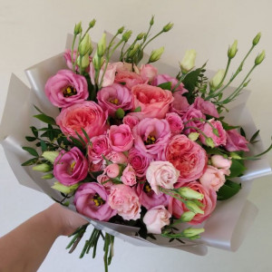 Розовой букет из эустомы и пионовидных роз