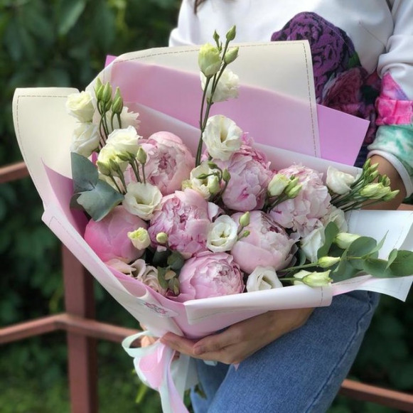 Букет розовые пионы и эустома с оформлением в Москве