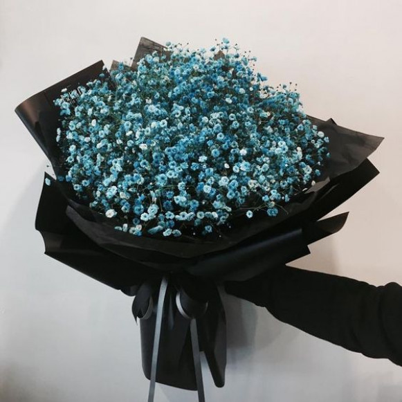 Букет 7 веток синей гипсофилы в черной упаковке в Москве
