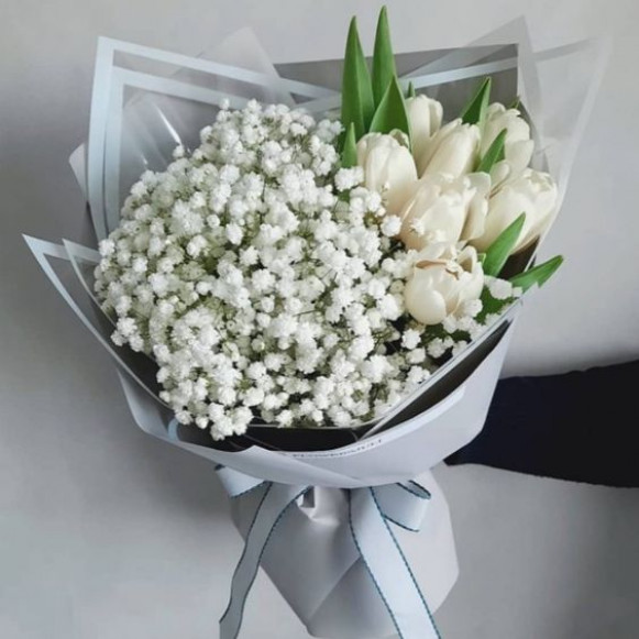 Букет белые тюльпаны с гипсофилой и оформлением в Москве