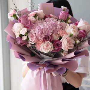 Премиум букет с гортензией и розами в розовых тонах