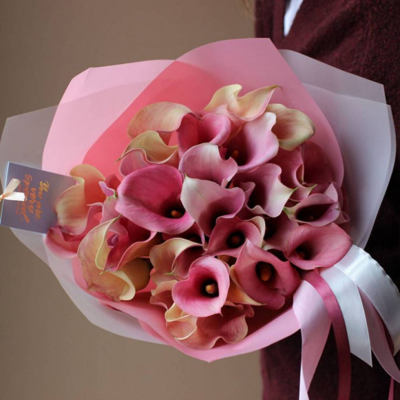 35 розовых калл в букете с оформлением в Москве