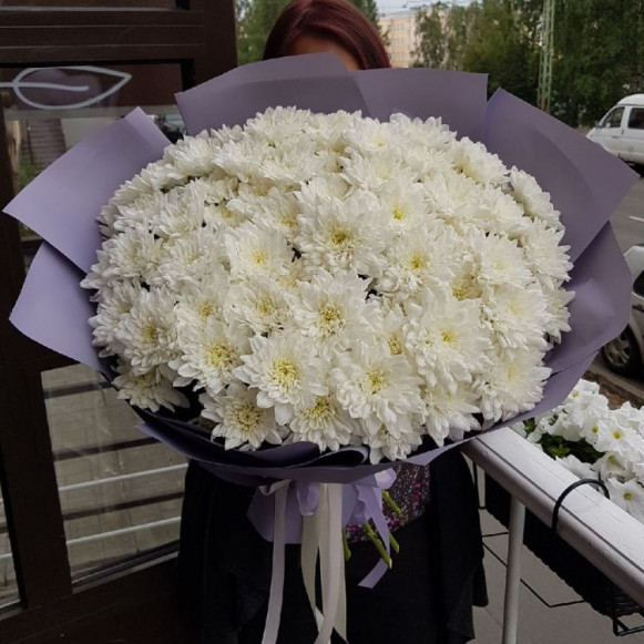 Букет 25 веток белой пушистой хризантемы в Москве