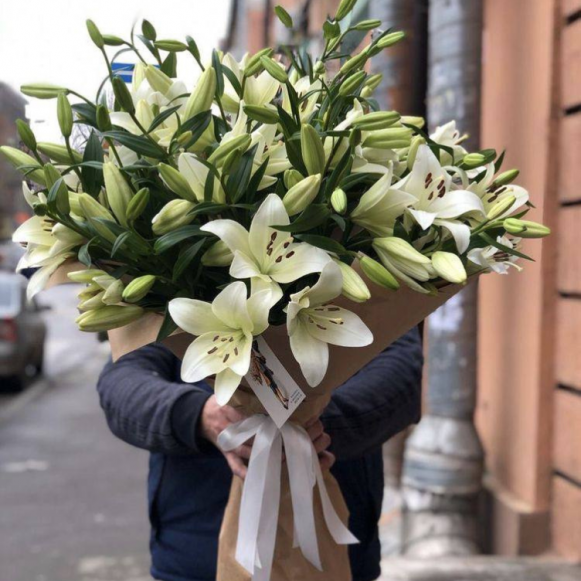 Букет 25 веток белой лилии в крафте в Москве