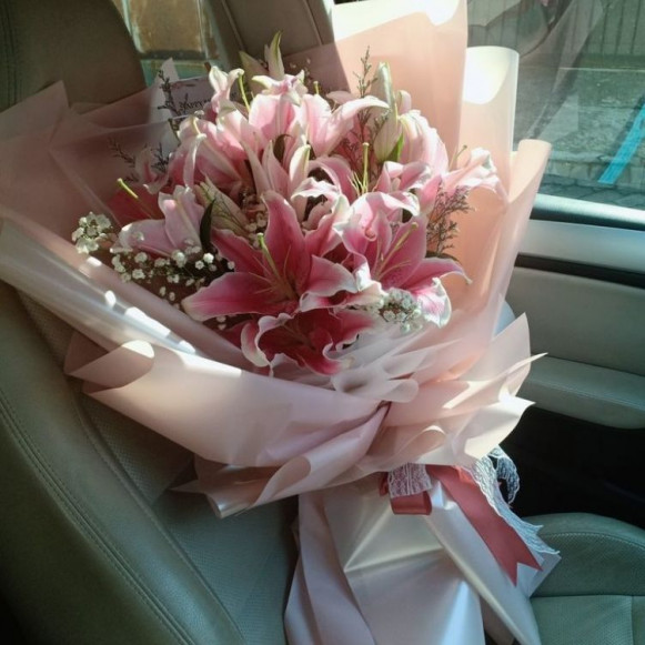 Букет розовой лилии с пышной упаковкой в Москве