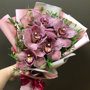 Букет-комплимент с орхидеями и оформлением