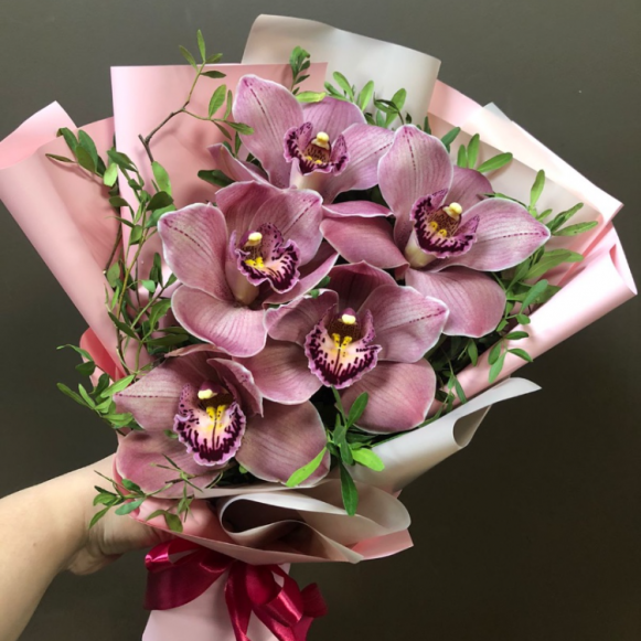 Букет-комплимент с орхидеями и оформлением в Москве