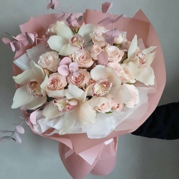 Нежный букет для девушки с орхидеями и розами в упаковке в Москве