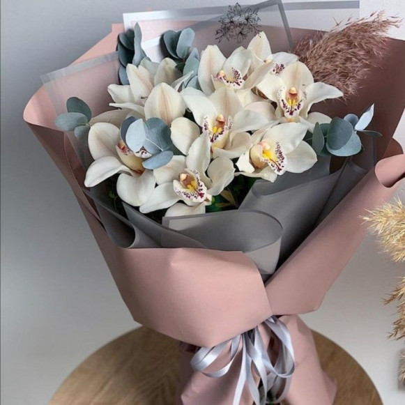 Букет 11 бутонов орхидеи с эвкалиптом и оформлением в Москве