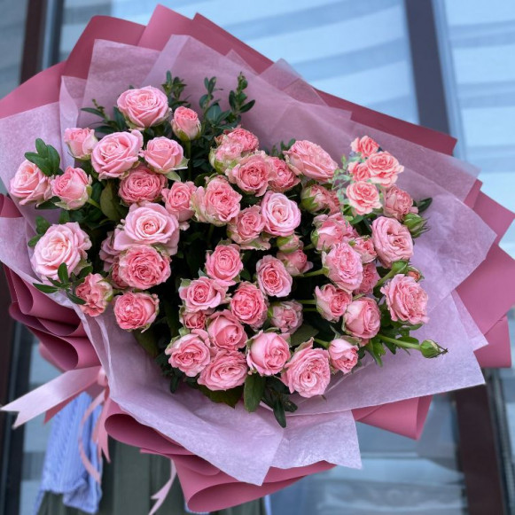 25 кустовых розовых пионовидных роз с пышной упаковкой в Москве