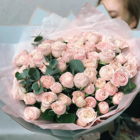 31 премиум кустовая пионовидная роза с эвкалиптом в Москве