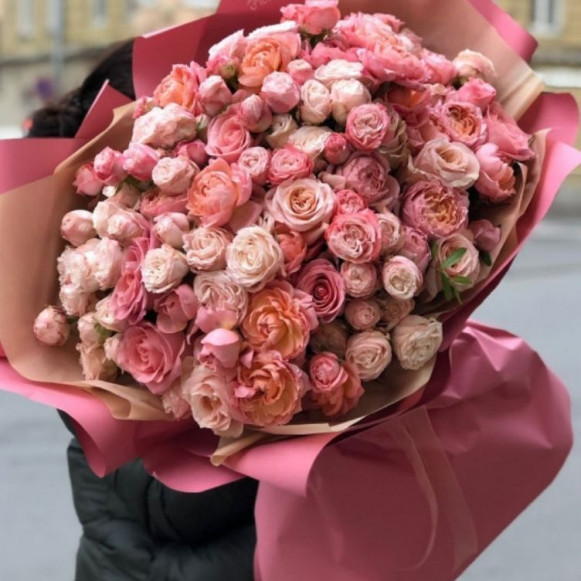 Большой букет 75 веток кустовых пионовидных роз с упаковкой в Москве