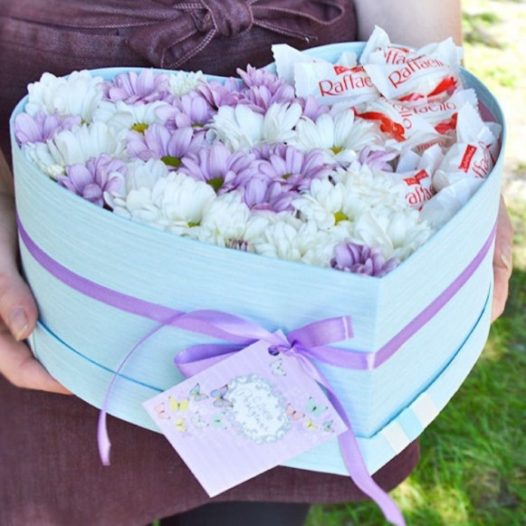 Коробка в форме сердца с хризантемами и конфетами Рафаэлло