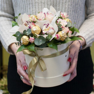Сборная коробка с орхидеями, кустовыми розами и конфетами Ферреро Роше