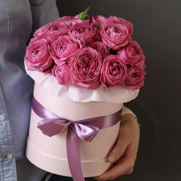 Коробка 7 розовых пионовидных кустовых роз с лентами