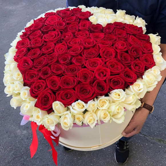 Большая коробка 151 роза в форме сердца в Москве