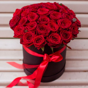 Коробка 31 красная роза с оформлением и лентами