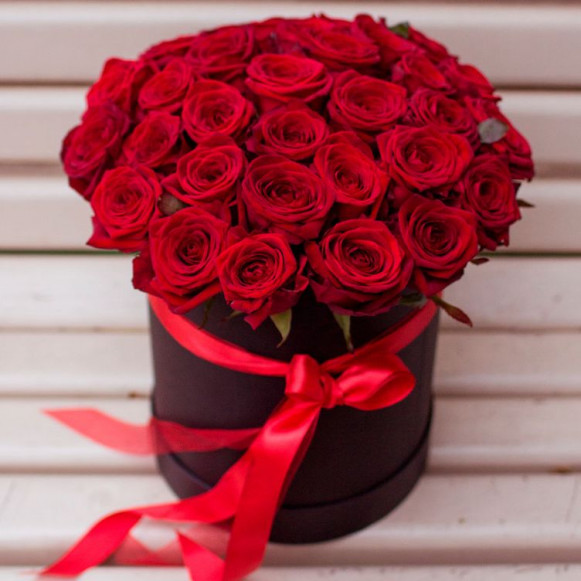 Коробка 31 красная роза с оформлением и лентами в Москве