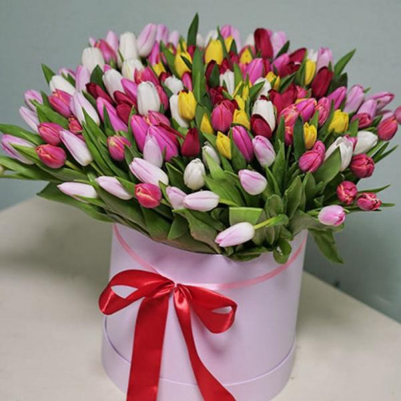 Большая коробка 101 разноцветный тюльпан с лентами