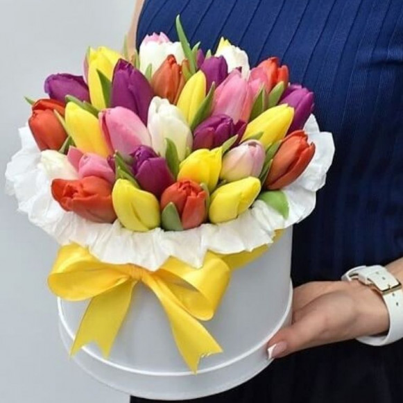 Коробка 25 тюльпанов микс с оформлением в Москве