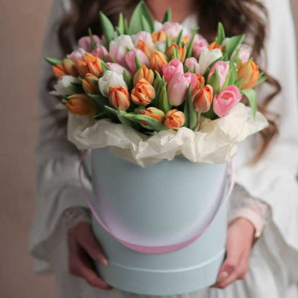 Большая коробка 51 разноцветный тюльпан с лентами в Москве