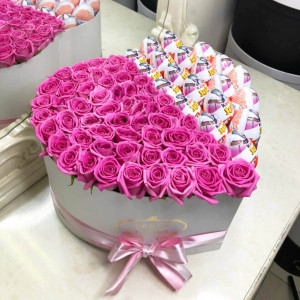 Большая коробка сердце с розовыми розами и Киндер Сюрпризами