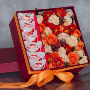 Сборная композиция в коробке с конфетами Рафаэлло