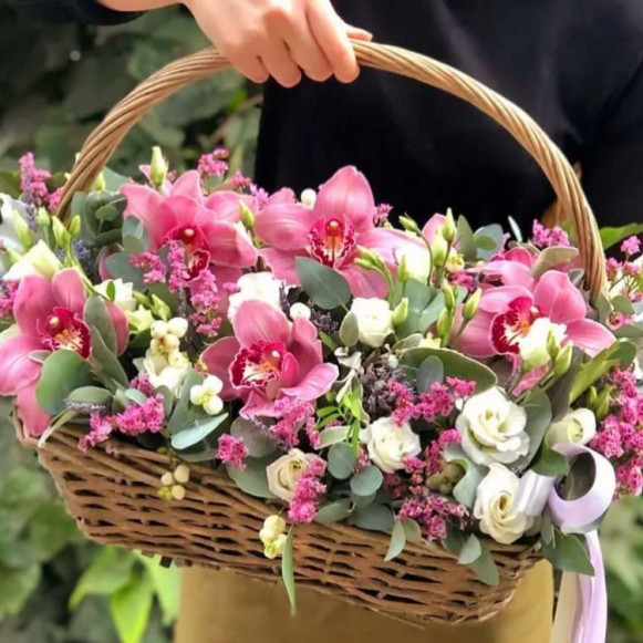 Сборная корзина с розовыми орхидеями