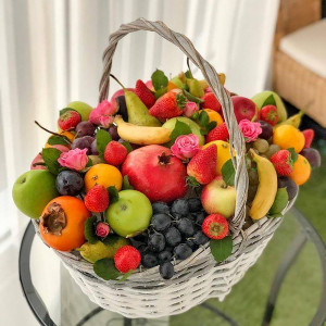 Корзина фруктов с цветами и клубникой