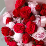 Букет красные пионовидные розы и пионы