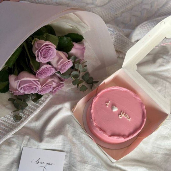 Подарочный набор букет сиреневых роз и тортик