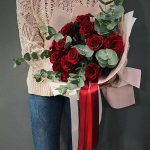 Букет 11 красных роз с эвкалиптом и упаковкой