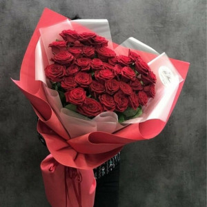 Букет в форме сердца из 35 красных роз с упаковкой