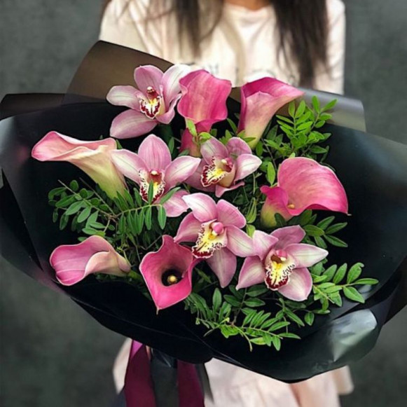 Букет с розовыми орхидеями и каллами в крафтовой упаковке