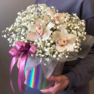 Коробка цветов с орхидеями и веточками гипсофилы 