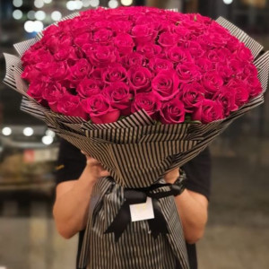 151 ярко-розовая импортная роза с упаковкой